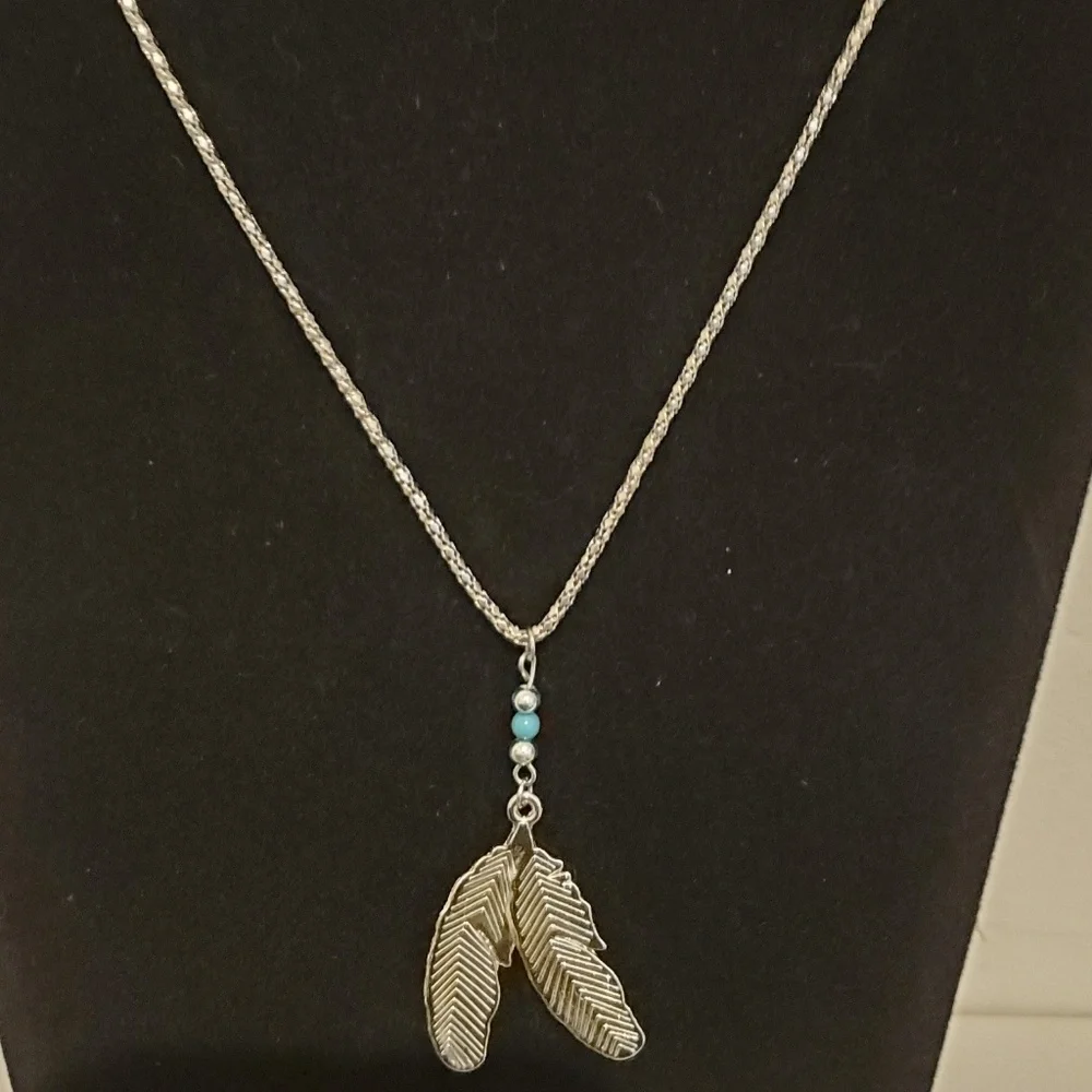 *Q 📿 Silver western style feather pendant necklace